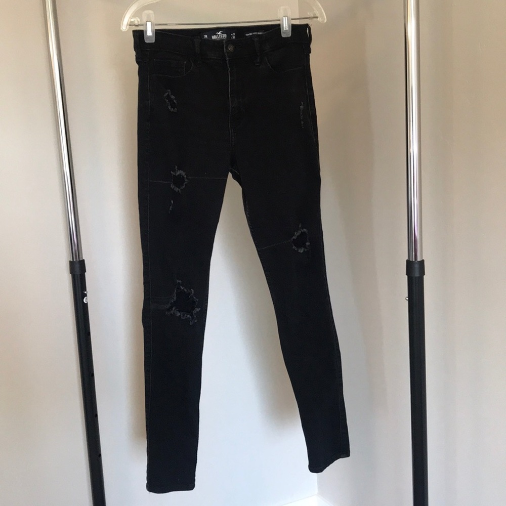 Hollister black distressed 7R